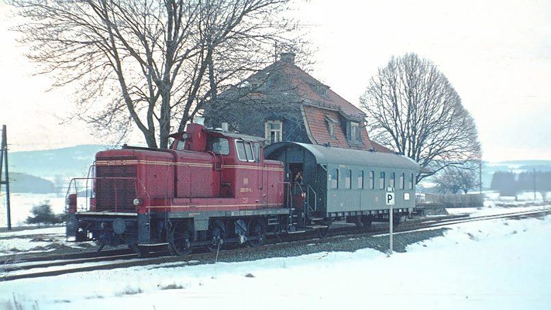 45. MEC 01 Medienabend - 260 111-0 mit "Ein-Wagen-Personenzug" in Streitau (März 1973) - Foto: Holzborn - Sammlung Peter Pfister